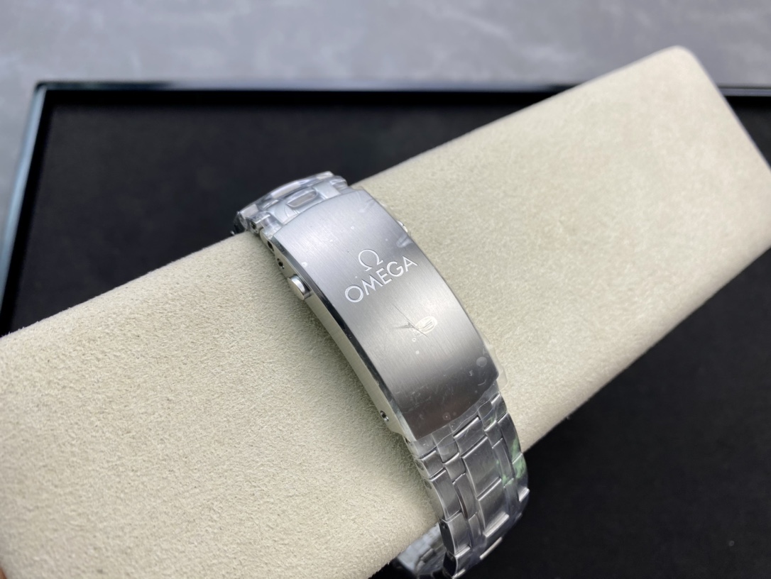 1:1 Superclone Omega Seamaster Diver 300M 42mm White Dial