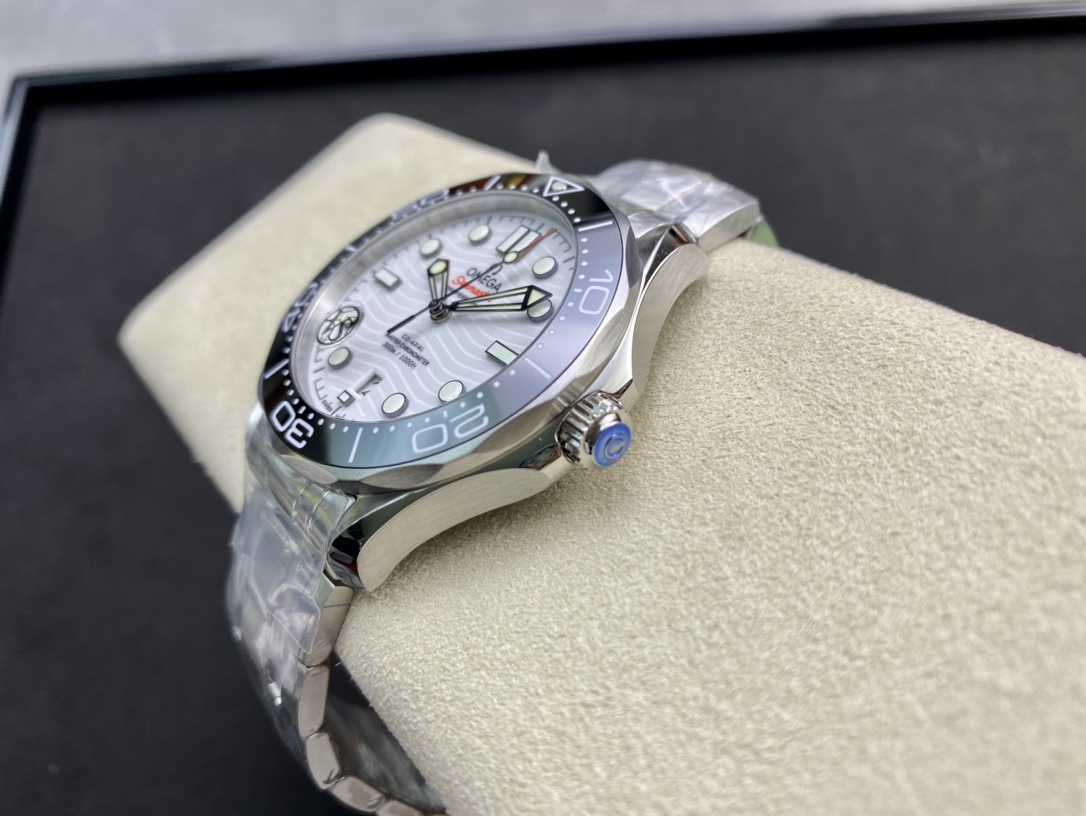 1:1 Superclone Omega Seamaster Diver 300M 42mm White Dial