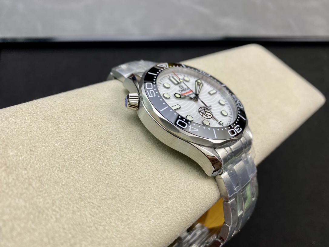 1:1 Superclone Omega Seamaster Diver 300M 42mm White Dial
