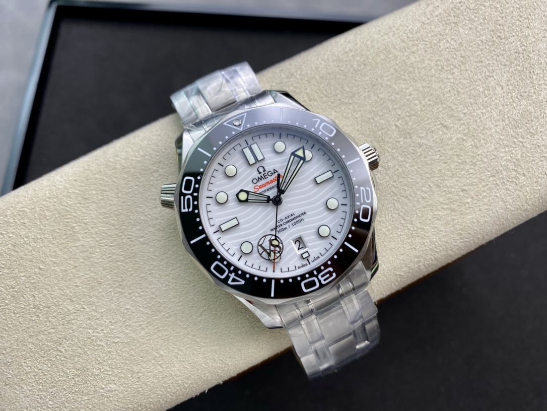 1:1 Superclone Omega Seamaster Diver 300M 42mm White Dial